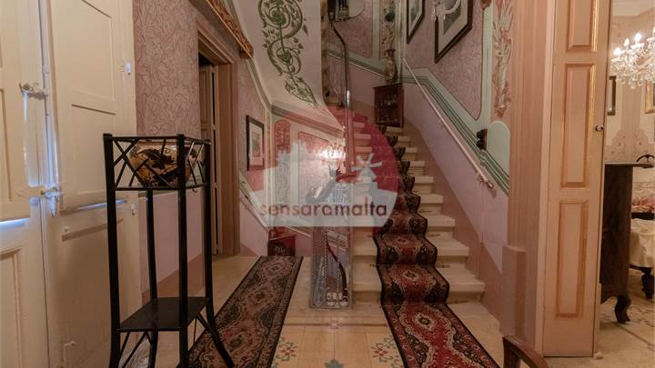 Qormi- Palazzo with Garage+ Garden