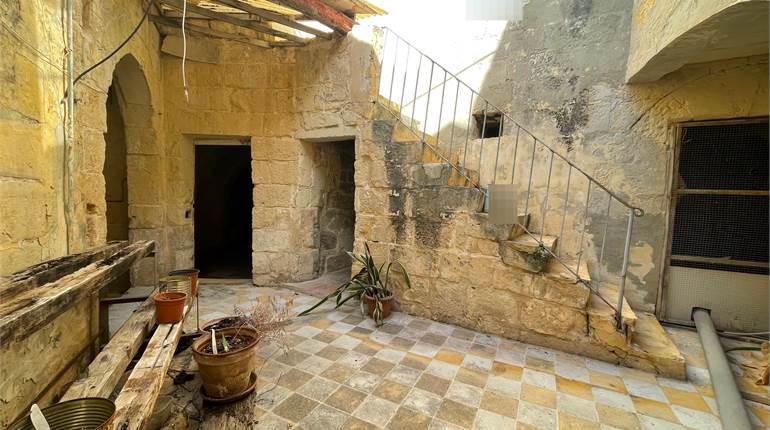 Naxxar - 3 Bedroom Double Fronted Town House + Garage / UCA
