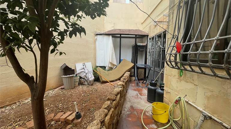 San Giljan - 3BDR 1st Floor Apt, Roof. Yard