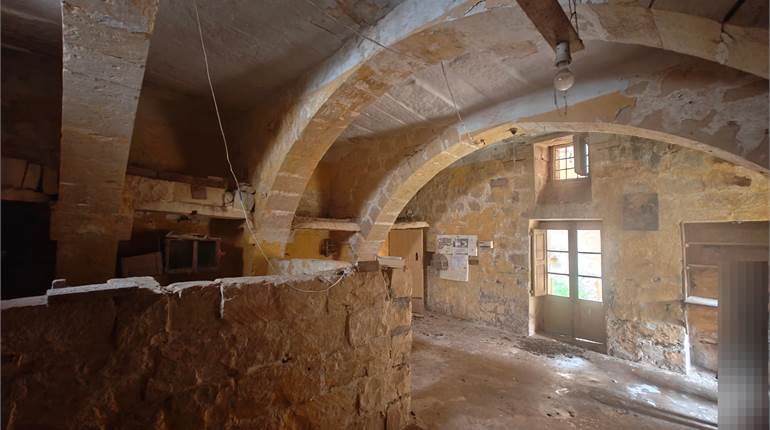  Qrendi - 795sqm House of Character + Massive Garden+ Garage 