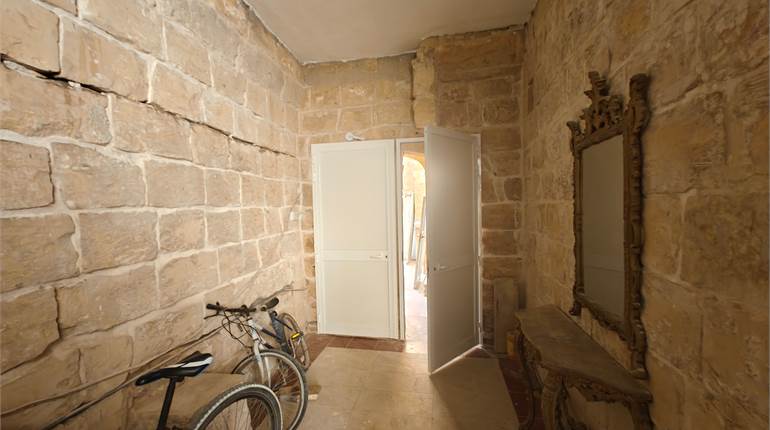 Qormi - 3 Bedroom Unconverted HOC + Yard 
