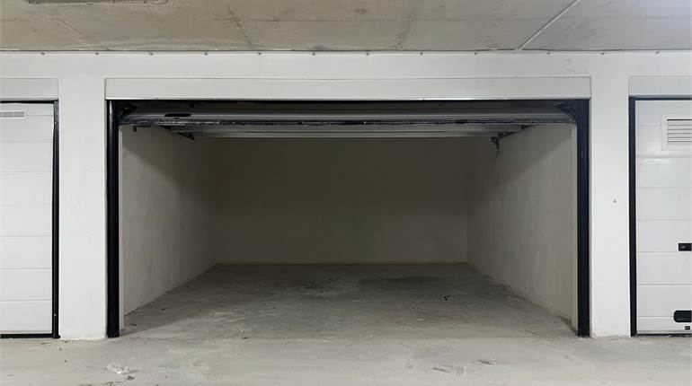 Qrendi - 2 Car Lock Up Garage 