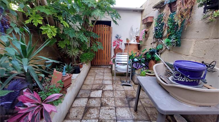 Paola - Unconverted 3 Bedroom Townhouse + Backyard + Full Roof & Airspace