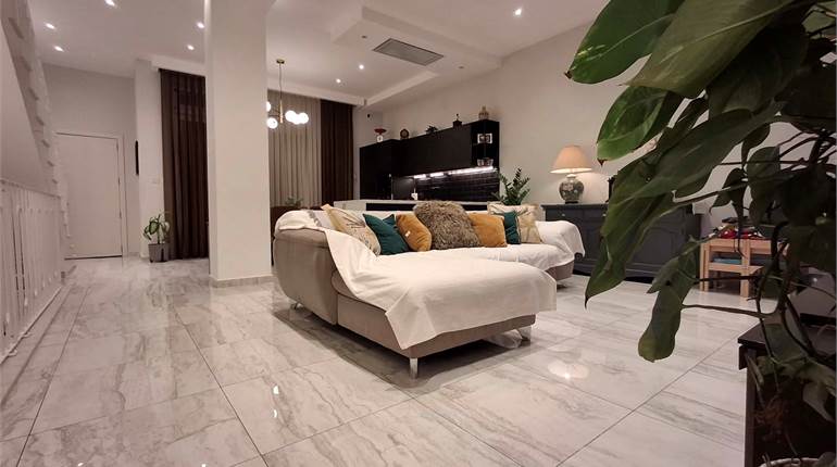 Paola - 3 Bedroom Fully Converted Furnished Town House + Garage 