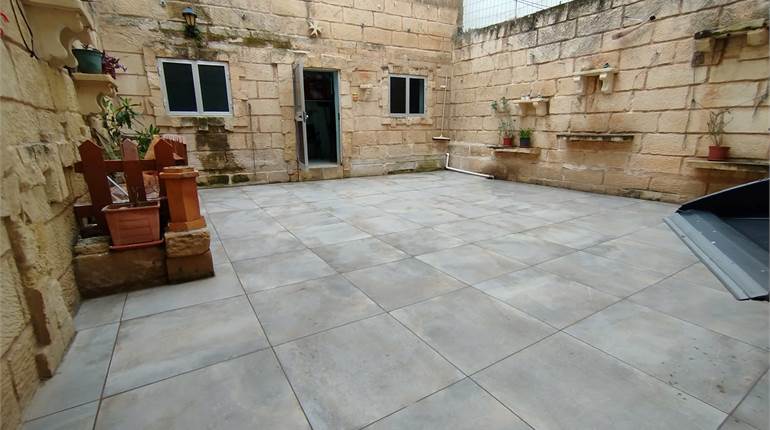 Fgura - Ground Floor Furnished 3 Bedroom Maisonette + Backyard 