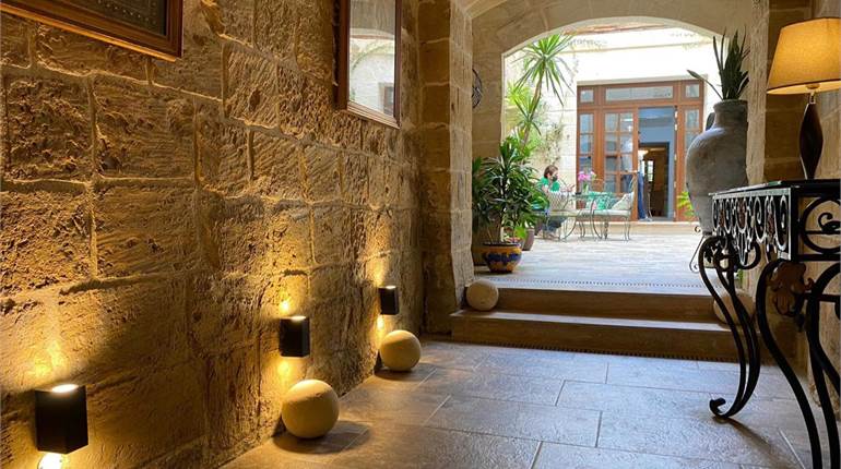 Tarxien - 2/3 Bedroom Converted House of Character + Courtyard 