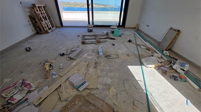 San Pawl il-Bahar - Exclusive Seafront Penthouse + Private Rooftop & Jacuzzi